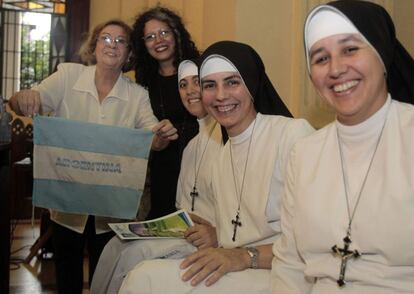 Un grupo de religiosas asiste a una misa  en la Catedral Metropolitana de la capital paraguaya. El presidente paraguayo, Federico Franco, pidi&oacute; hoy que &quot;la bendici&oacute;n del Papa colme al Paraguay&quot;, en su primera reacci&oacute;n tras la elecci&oacute;n del cardenal argentino Jorge Bergoglio como nueva cabeza de la Iglesia Cat&oacute;lica con el nombre de Francisco.