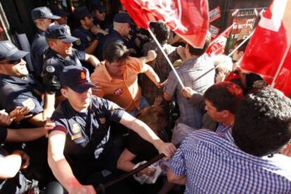Incidentes entre policías y sindicalistas a la entrada del Área de Gobierno de Hacienda de Madrid.