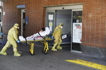 Personal sanitario traslada a una paciente del Hospital Severo Ochoa de Leganés (Madrid).
