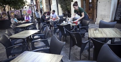 Terraza en la ciudad de Valencia. El turismo en la capital del Turia se resiente por la anulación de las Fallas a consecuencia del coronavirus.
 
 