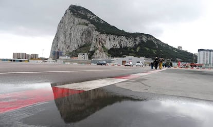 El aeropuerto internacional de Gibraltar, cerca de la frontera con España. 
 