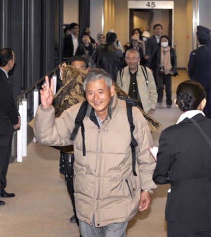 Un grupo de turistas japoneses, a su llegada al aeropuerto internacional de Narita desde El Cairo, donde continúan las protestas contra el régimen de Hosni Mubarak.