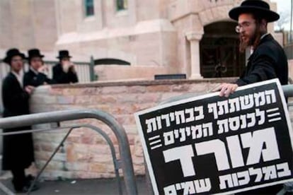 En la imagen, judíos ortodoxos piden en una pancarta abstención en los comicios.