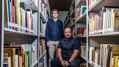 Ander Azpiri y José Espitia, en el Centro de documentación del Centro Cultural Universitario Tlatelolco, el 13 de junio de 2023.