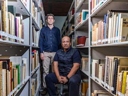 Ander Azpiri y José Espitia, en el Centro de documentación del Centro Cultural Universitario Tlatelolco, el 13 de junio de 2023.