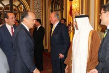 Juan B&eacute;jar, consejero delegado de FCC, saluda al pr&iacute;ncipe heredero de Bahrein, Salman Bin Hamed Al Jalifa, en un acto oficial del viaje del rey Juan Carlos. 