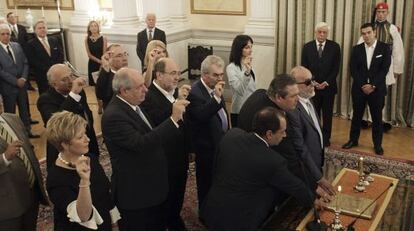 Los ministros del nuevo Gobierno griego juran sus cargos en Atenas. 