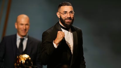 Karim Benzema después de recibir el Balón de Oro este lunes.