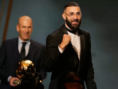 Karim Benzema después de recibir el Balón de Oro este lunes.