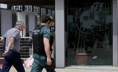 Villar, detenido, ante la sede de la RFEF.