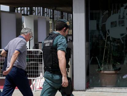 Villar, detenido, ante la sede de la RFEF.