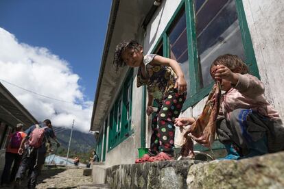 Todo cambió el 25 de abril del 2015, cuando Nepal fue golpeado por un gran terremoto de magnitud 7.8 grados en la escala Ritcher, matando a más de 9.000 personas. En la imagen, dos niñas se lavan al lado del sendero, en Phakding (Nepal).