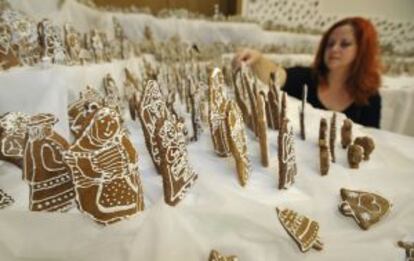 Galletas de jengibre formando un decorado invernal.