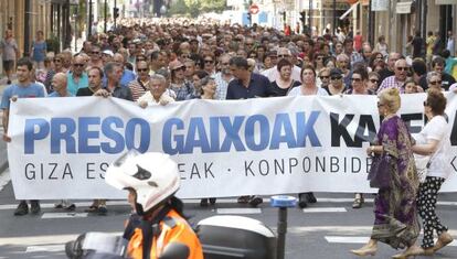 Centenares de personas se han manifestado en San Sebastián para pedir la libertad de los presos de ETA enfermos