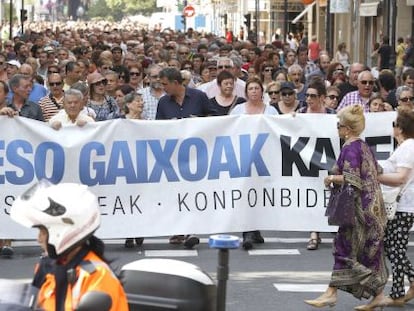 Centenares de personas se han manifestado en San Sebastián para pedir la libertad de los presos de ETA enfermos
