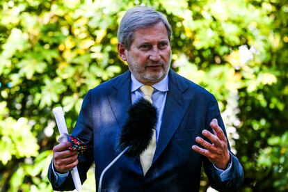 El comisario de Presupuesto, Johannes Hahn, en una rueda de prensa en Lisboa la semana pasada.