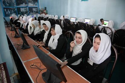 Una clase de informática en Herat (Afganistán).