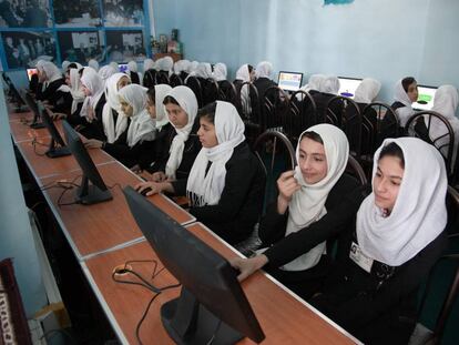 Una clase de informática en Herat (Afganistán).