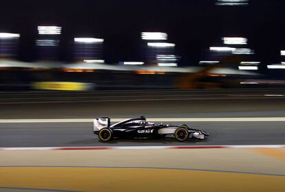 Jenson Button, de McLaren Mercedes británico Jenson Button conduce su coche durante la sesión de calificación en el circuito de Bahréin en Manama.