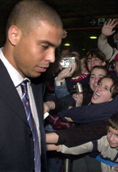 Ronaldo, junto al resto de sus compañeros, es recibido por centenares de madridistas tras su llegada a Barajas con su tercera Copa Intercontinental.