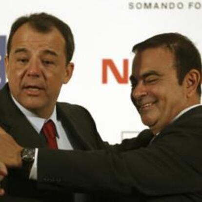 El gobernador de Río, Sergio Cabral, bromea con el presidente de Renault-Nissan Motor Carlos Ghosn en la presentación de la estrategia del grupo automovilístico en Brasil.