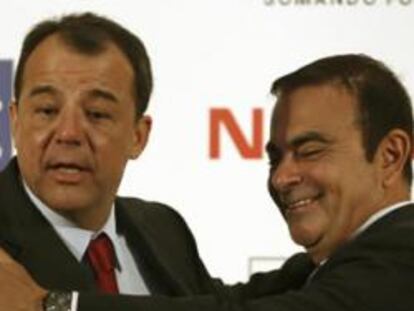 El gobernador de Río, Sergio Cabral, bromea con el presidente de Renault-Nissan Motor Carlos Ghosn en la presentación de la estrategia del grupo automovilístico en Brasil.