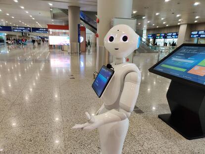 Robot en el aeropuerto para recordar a los pasajeros que se protejan con mascarilla.