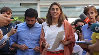 Ramón Espinar y Lorena Ruiz Huerta de Podemos entregan la moción de censura contra la presidenta de la Comunidad, Cristina Cifuentes en el registro de la Asamblea de Madrid.