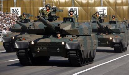 Miembros de las fuerzas de autodefensa participan en un desfile militar en Asaka, cerca de Tokio, en octubre. 
