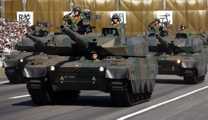 Miembros de las fuerzas de autodefensa participan en un desfile militar en Asaka, cerca de Tokio, en octubre.