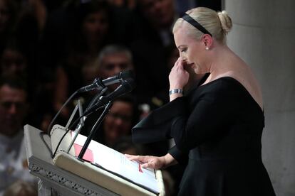 Meghan McCain, una de las hijas del senador, durante el servicio religioso.