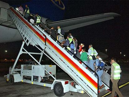 Los inmigrantes rumanos suben en Madrid al avión que los devolvió ayer a su país.