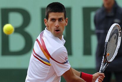 Djokovic, en el partido de ayer, suspendido por falta de luz, frente a Del Potro.