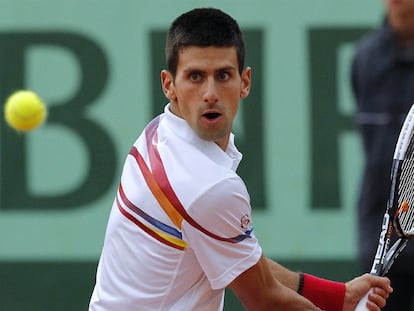 Djokovic, en el partido de ayer, suspendido por falta de luz, frente a Del Potro.