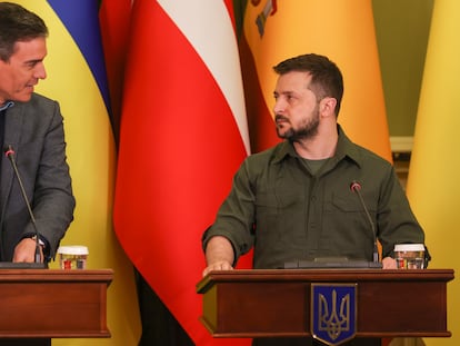El presidente del Gobierno español, Pedro Sánchez, con el presidente de Ucrania, Volodímir Zelenski, en abril en Kiev.