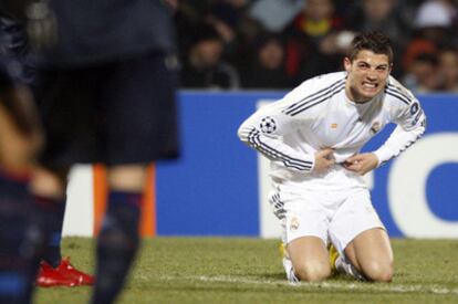 Cristiano Ronaldo se duele de un golpe en el césped.