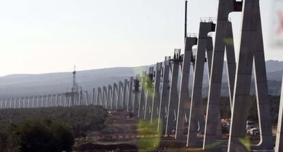 Construcci&oacute;n de un viaducto para el AVE Antequera-Granada, en Archidona