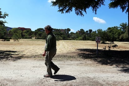 La anterior corporación había planeado ceder este terreno que huele a campo, y el palacio que preside el espacio desde una colina, a la Universidad de navarra, regida por el Opus Dei.