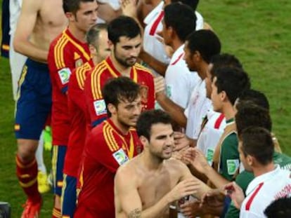 Los jugadores de Tahití felicitan a los españoles tras el partido.