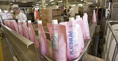 Una de las líneas de producción de la fábrica de L'Oréal en Burgos