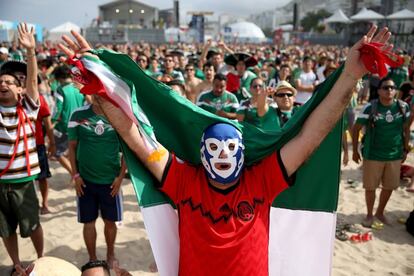 Torcedores do México na praida de Copacabana, no Rio.