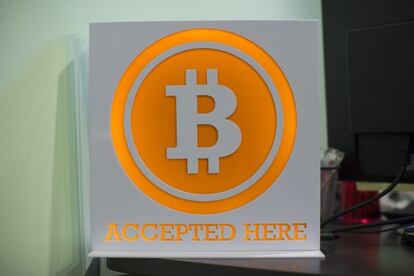El logotip de Bitcoin, en una oficina de Hong Kong (Xina).