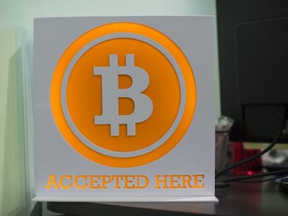 El logotip de Bitcoin, en una oficina de Hong Kong (Xina).