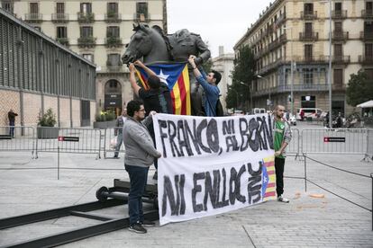 Pancarta i bandera per 'tunejar' la polèmica estàtua al Born.