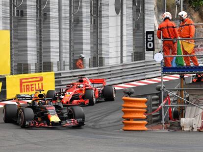 Daniel Ricciardo, por delante de Sebastian Vettel durante el GP de Mónaco.