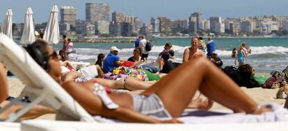 Turistas en la playa de El Postiguet (Alicante)