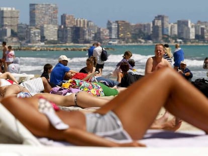 Turistas en la playa de El Postiguet (Alicante)