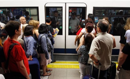 Los trenes del metro han vuelto a circular con servicios mínimos del 50%.