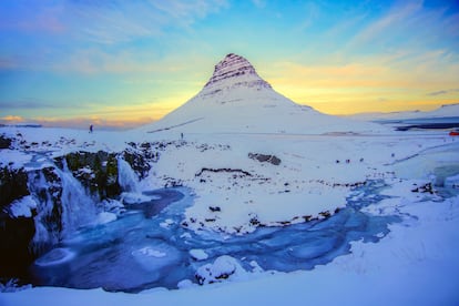 Atardecer con vistas al pico Kirkjufell (Islandia).