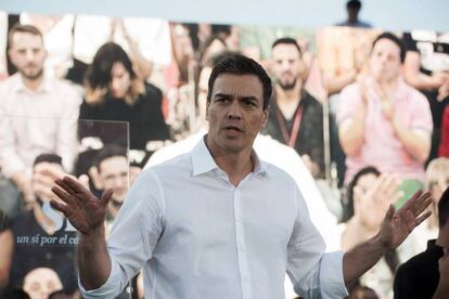 El secretario general del PSOE, Pedro S&aacute;nchez, durante el acto de precampa&ntilde;a en Granada. 